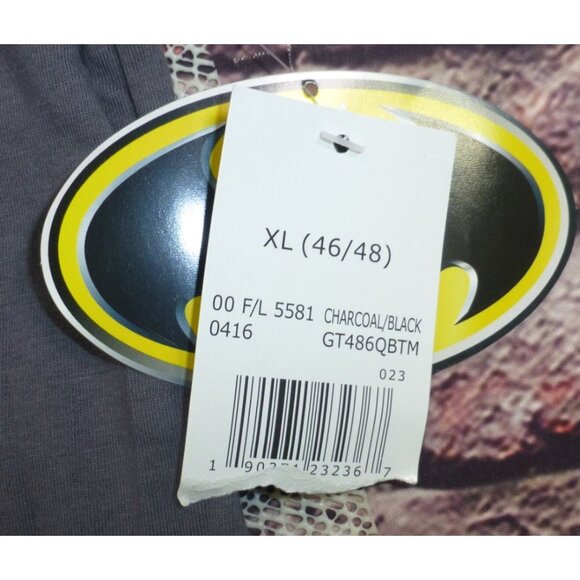 NWT Batman Graphic Tee Detachable Cape XL Shirt Cosplay Bat Belt - Picture 3 of 11